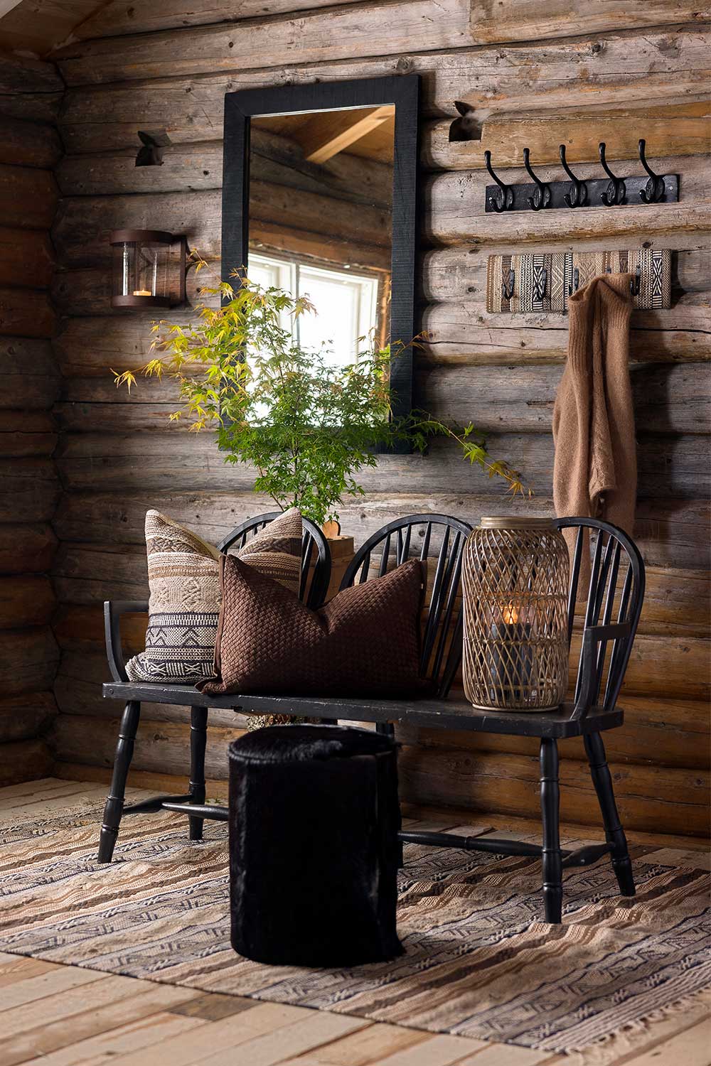 Høy lyslykt, flettet rattan - Halvor Bakke Cabin Collection Lama Interiør