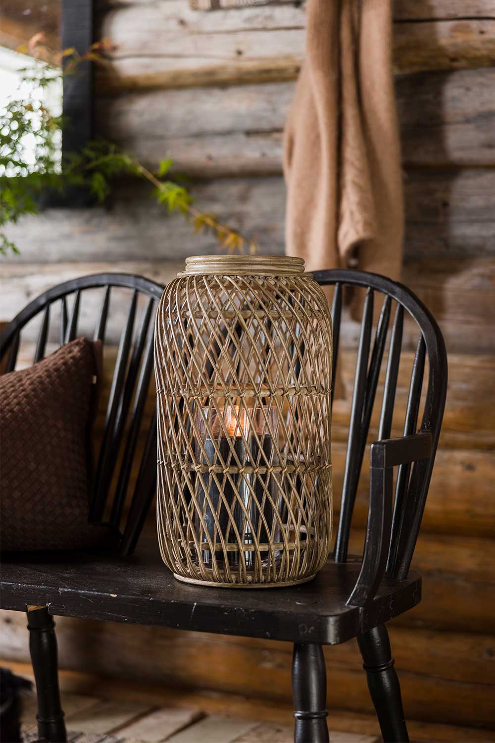 Høy lyslykt, flettet rattan - Halvor Bakke Cabin Collection Lama Interiør