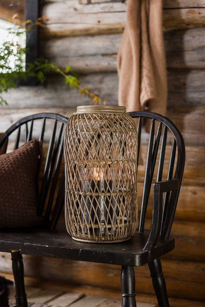 Høy lyslykt, flettet rattan - Halvor Bakke Cabin Collection Lama Interiør
