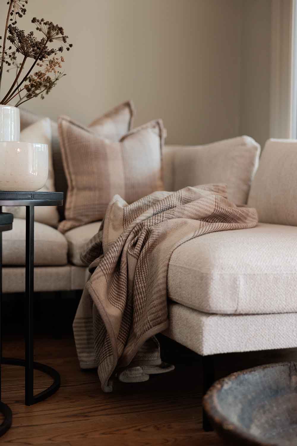 Pledd lys beige glencheck, resirkulert ull Lama Interiør