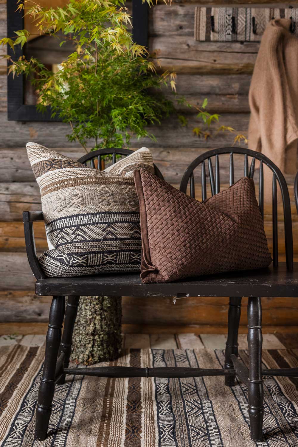 Putetrekk flettet semsket skinn, Brun - Halvor Bakke Cabin Collection Lama Interiør