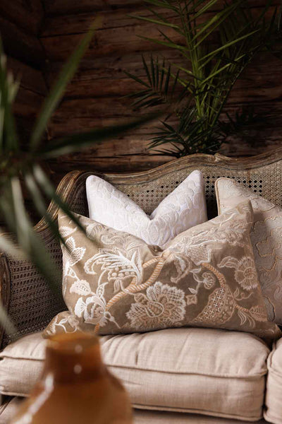 Putetrekk fløyel med broderte blomster, Khaki Lama Interiør