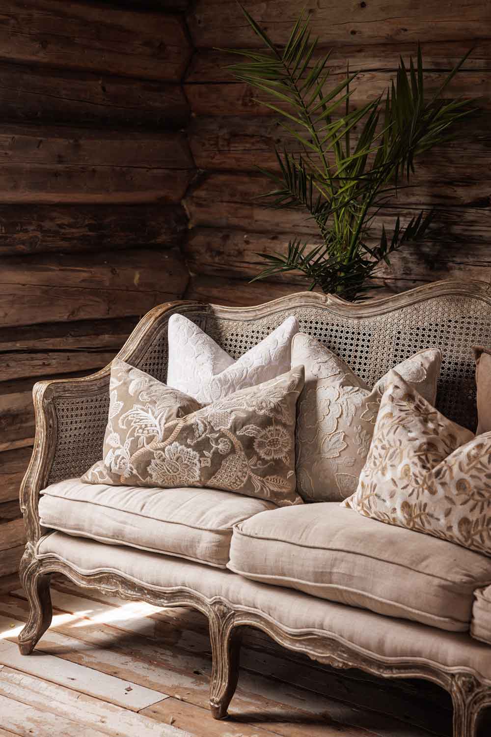 Putetrekk fløyel med broderte blomster, Khaki Lama Interiør