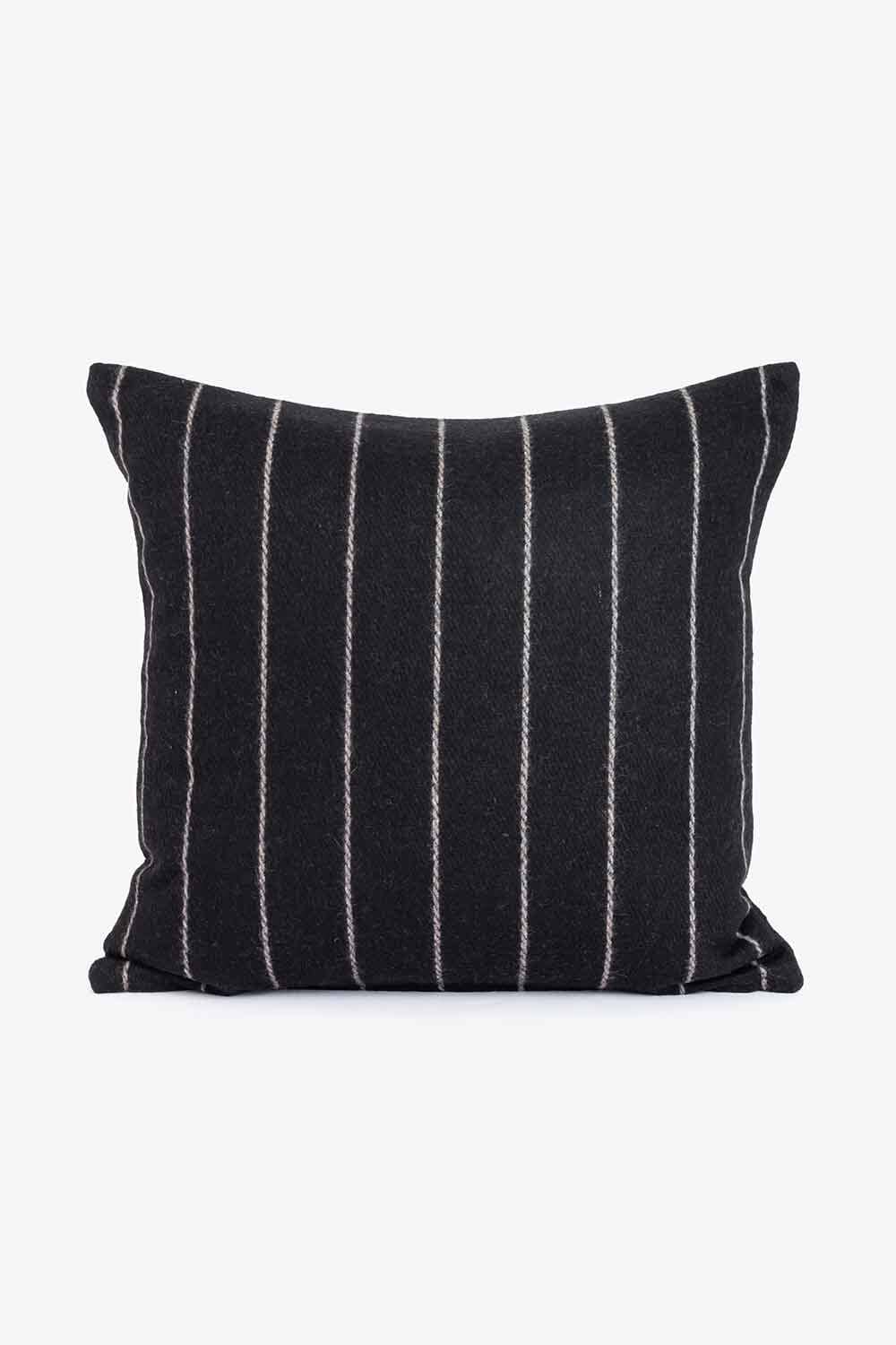 Putetrekk sort pinstripe, resirkulert ull Lama Interiør